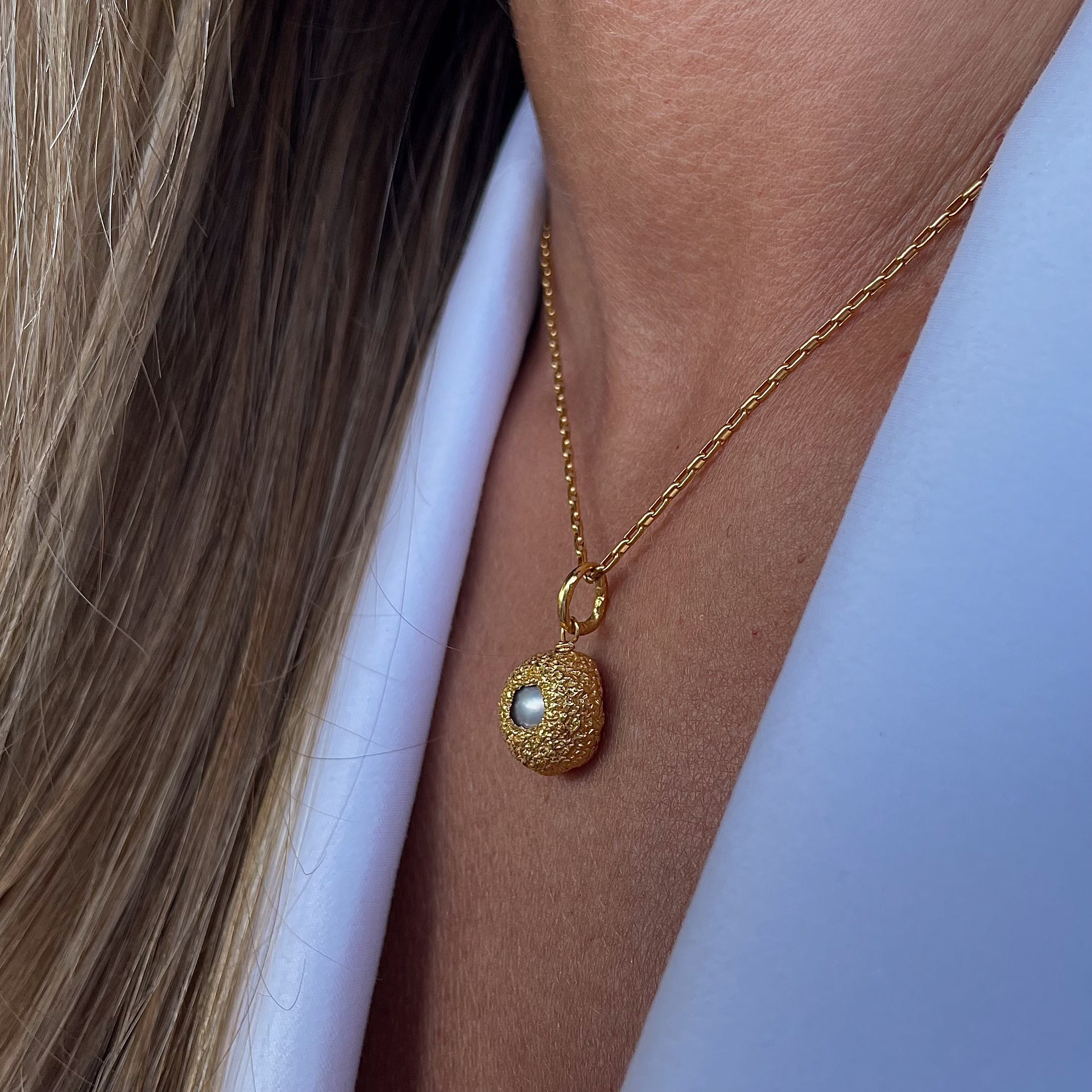 Gold Plated Silver Necklace with Pearl "Hide Freshwater Mini"