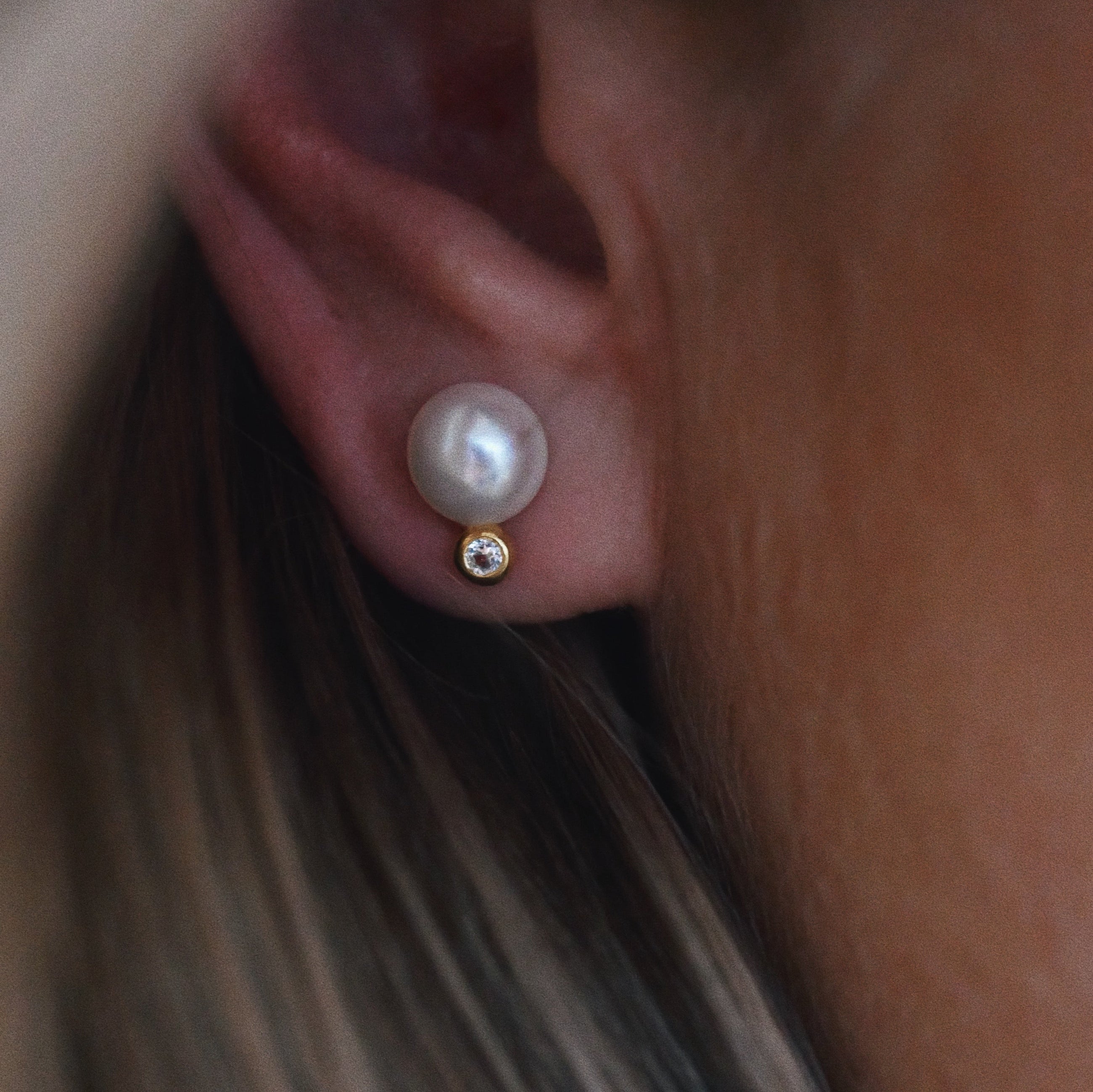Pearl and topaz earring with gold-plated silver base