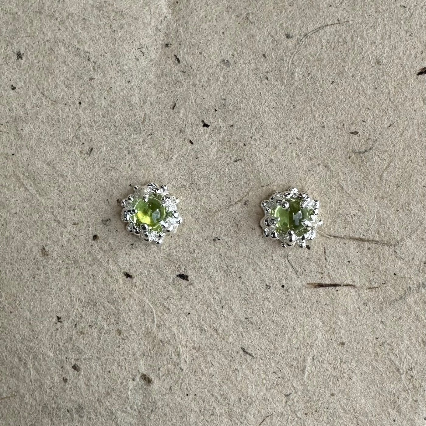 Sidabriniai auskarai su peridotu „By the Nature“