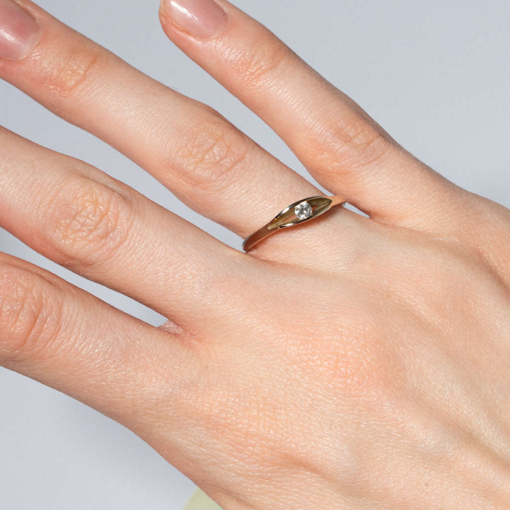 Geltono aukso žiedas su deimantu