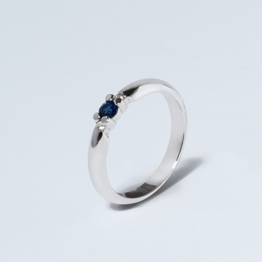 White Gold Ring with Blue Sapphire and Diamonds