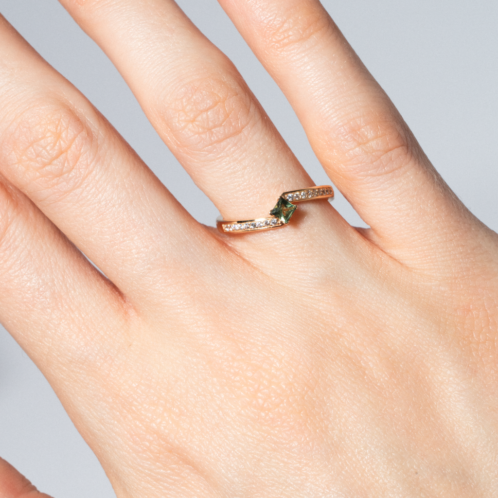 Geltono aukso žiedas su žaliu safyru