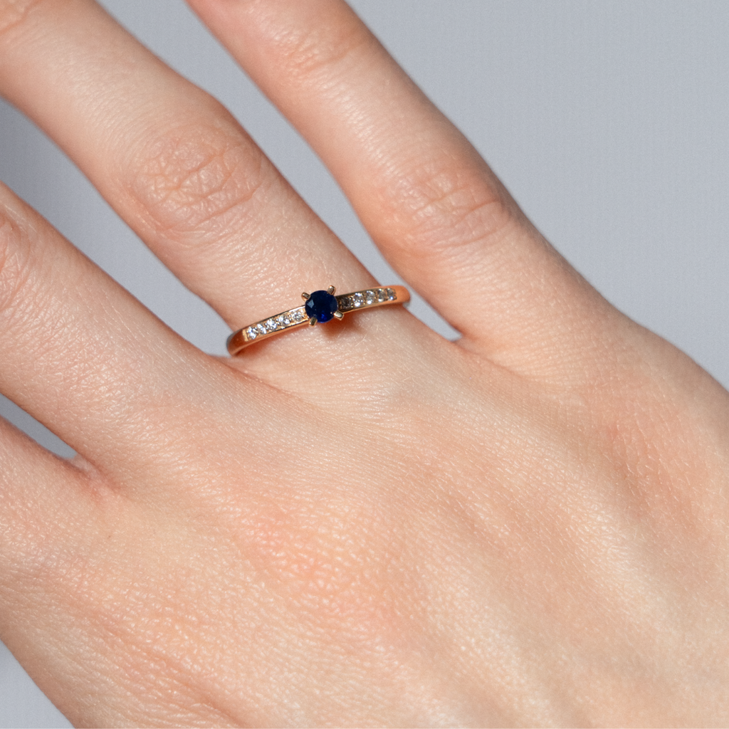 Geltono aukso žiedas su mėlynu safyru ir deimantais