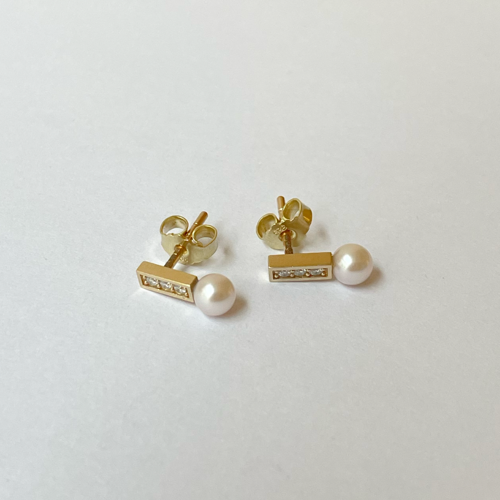 Yellow Gold Stud Earrings with White Sapphires & Pearls "Minus"