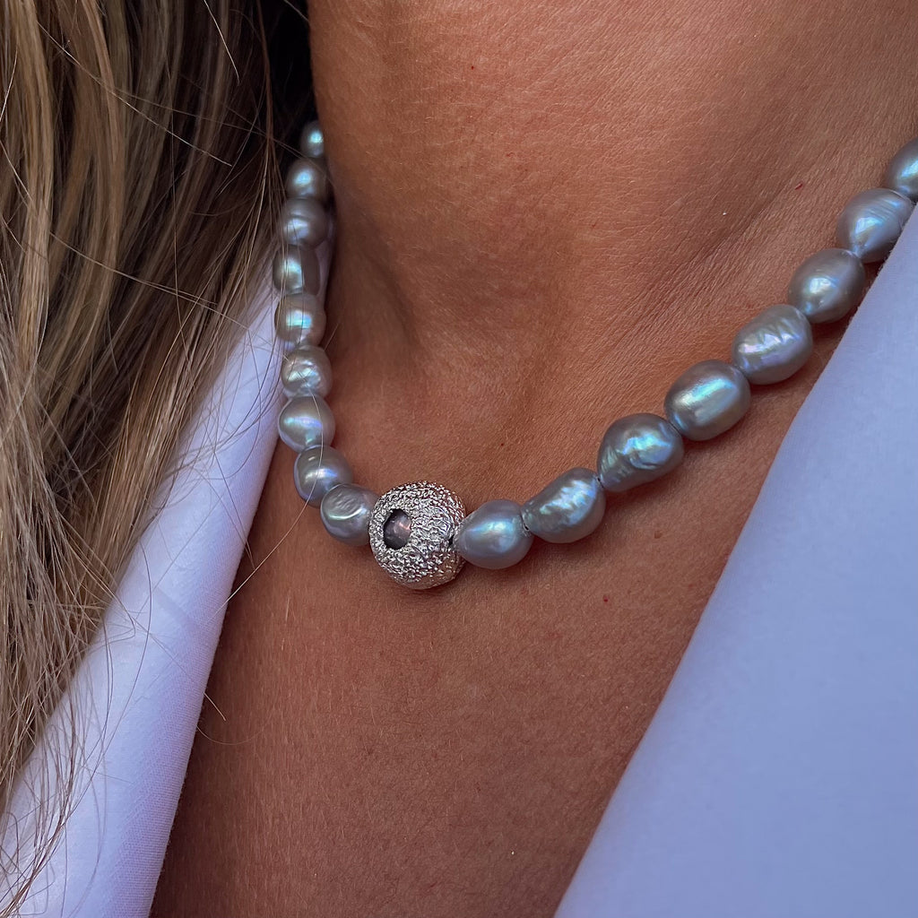 Silver Necklace "Hide Freshwater" with Grey Pearls