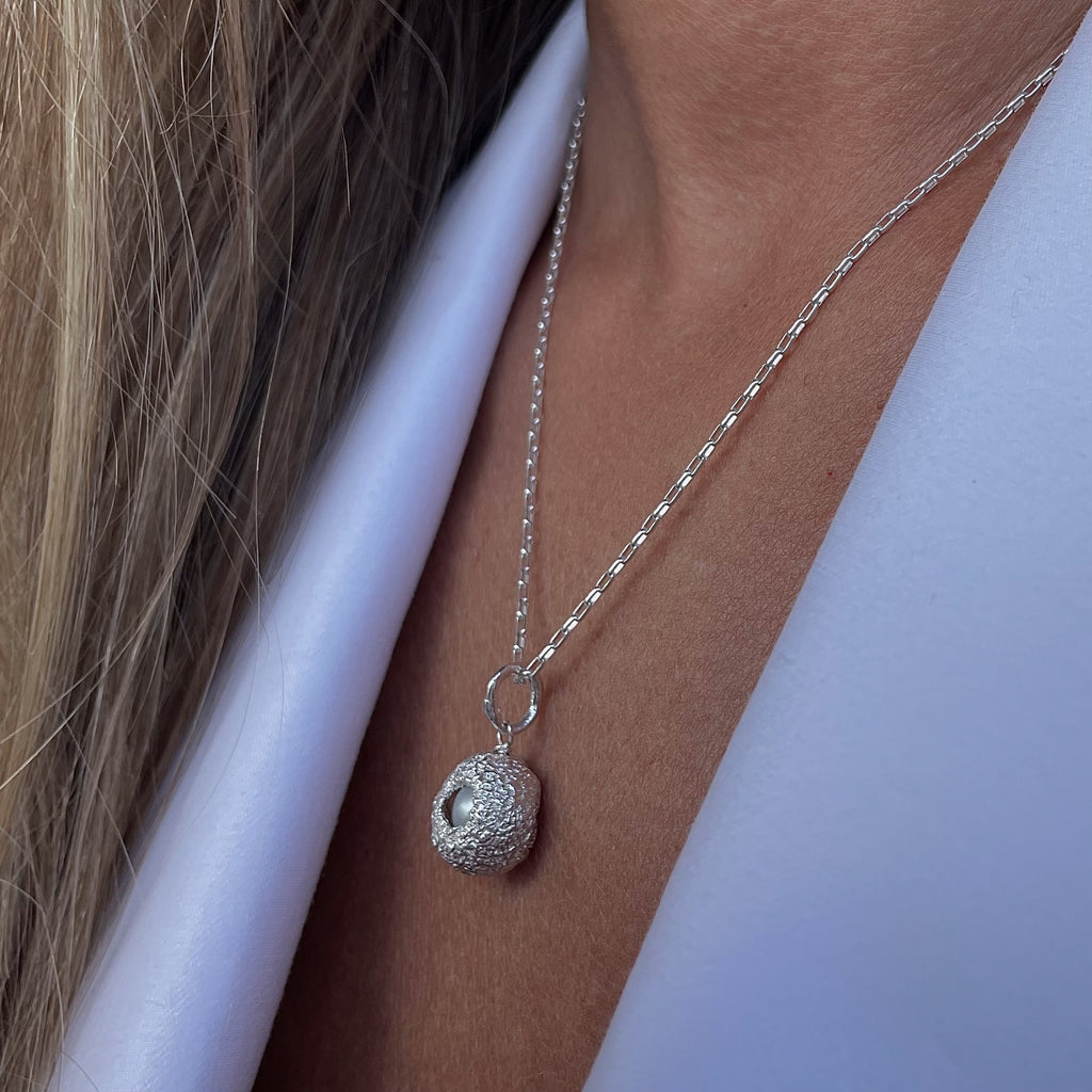 Silver Necklace "Hide Freshwater Mini" with Grey Pearl