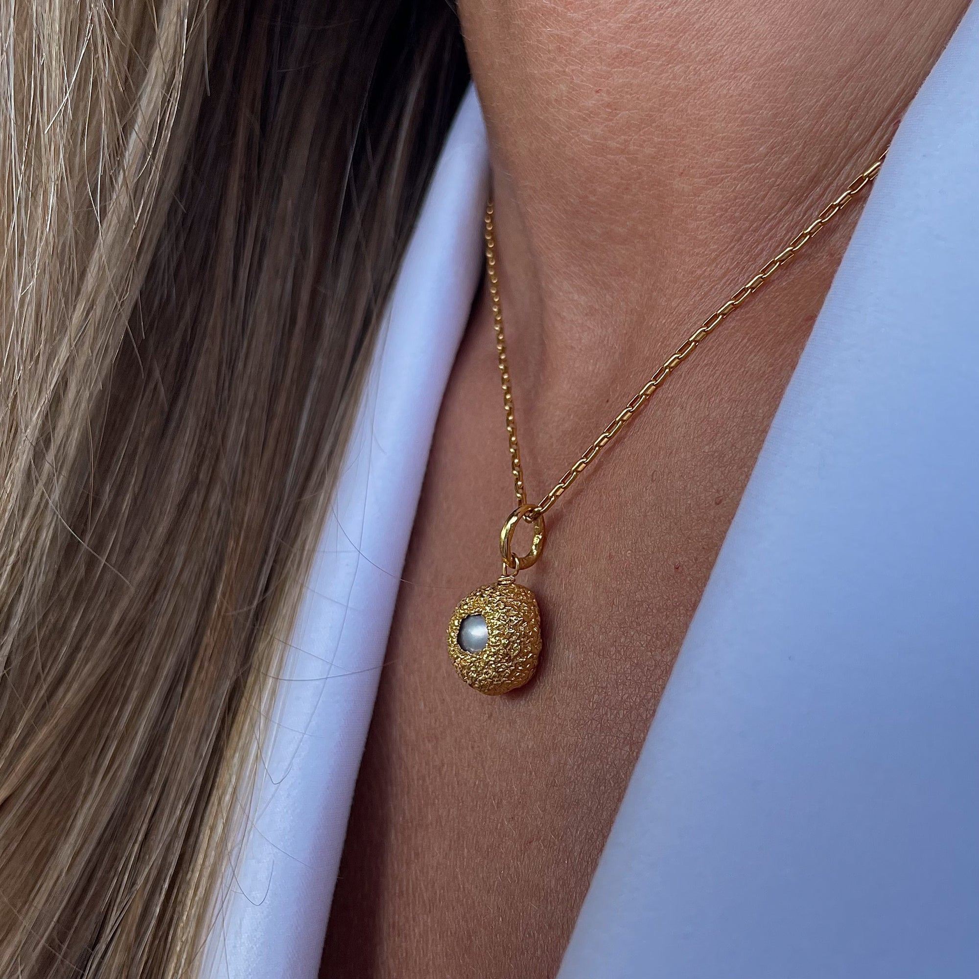 Gold Plated Silver Necklace with Pearl "Hide Freshwater Mini"