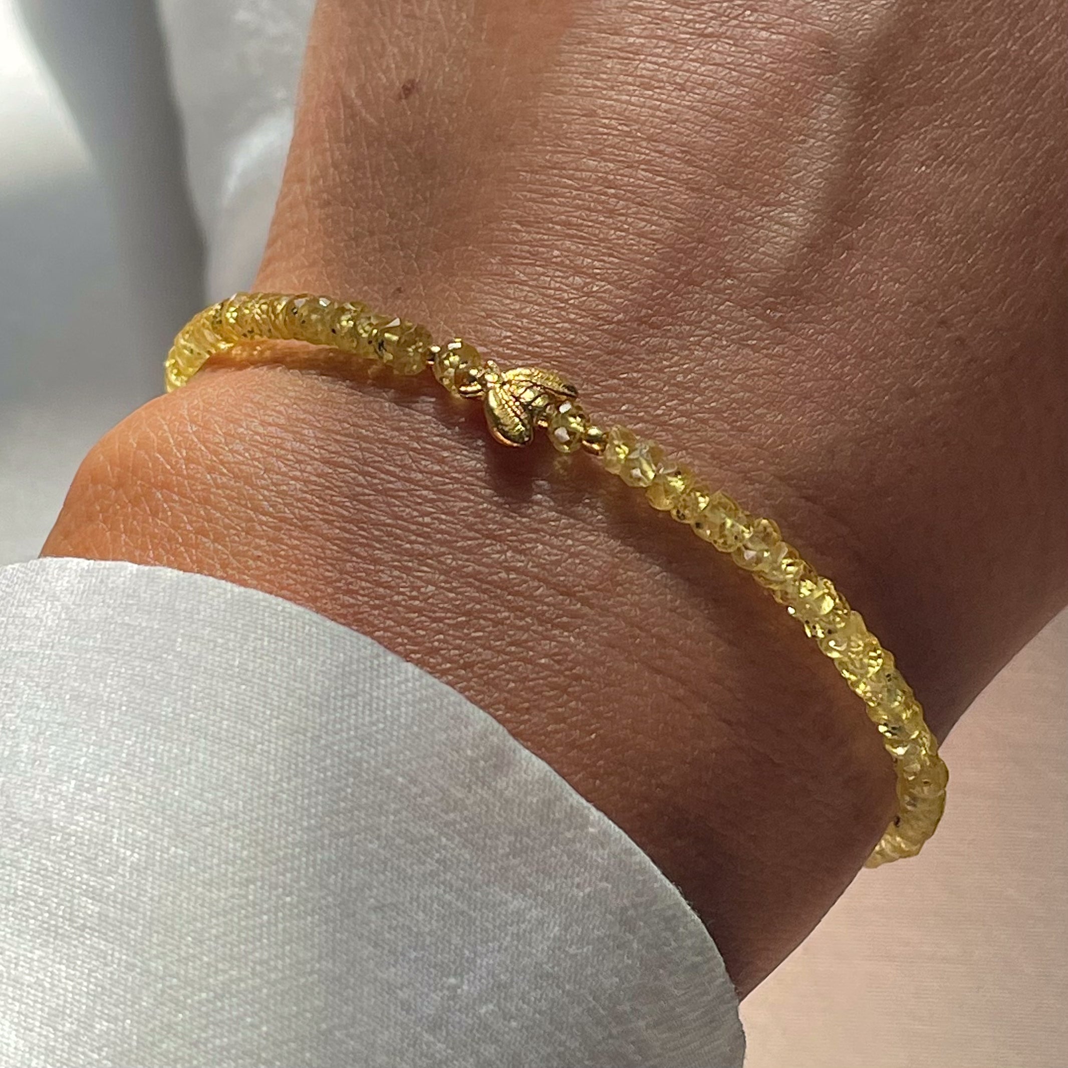 Auksuoto sidabro apyrankė su geltonais safyrais „Bee“