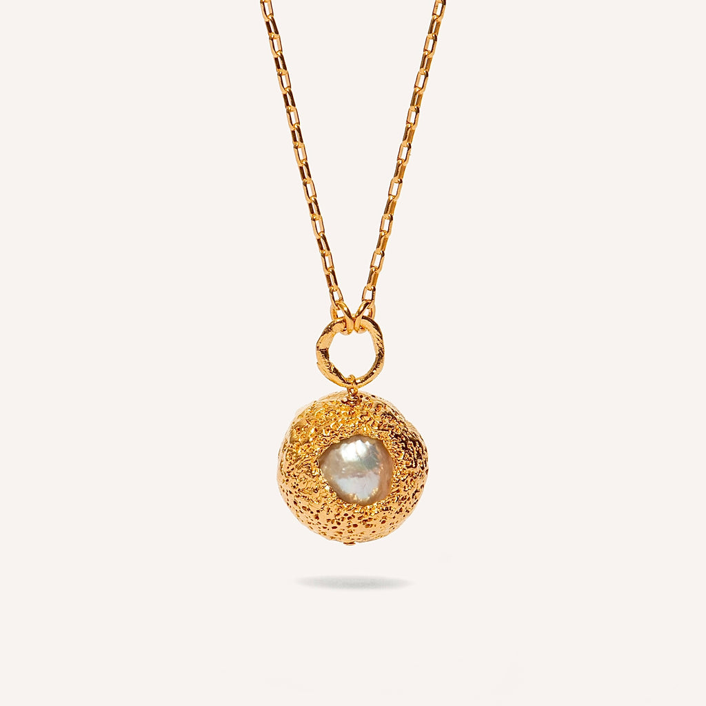 Gold Plated Silver Necklace "Hide Freshwater" with Grey Pearl