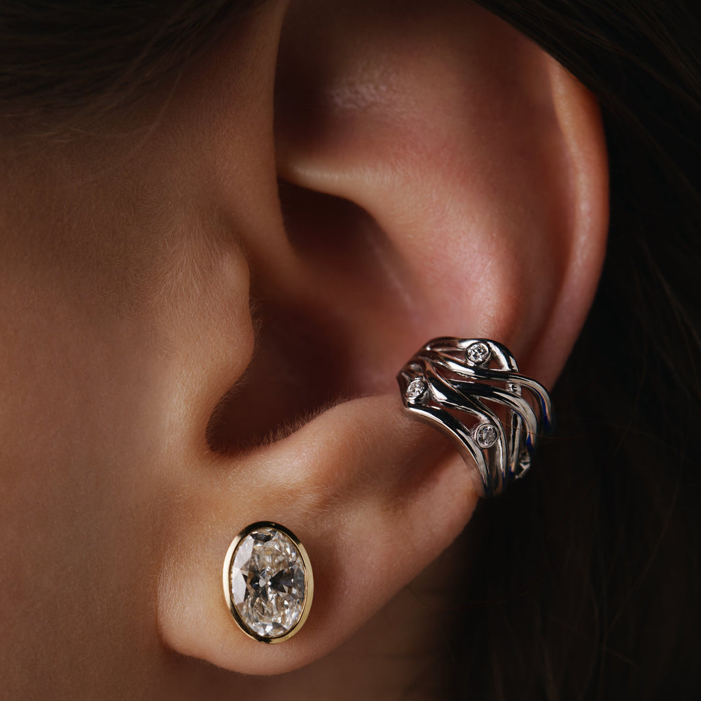 Balto aukso auskaras su deimantais „Bare Souls. Five–Threads“