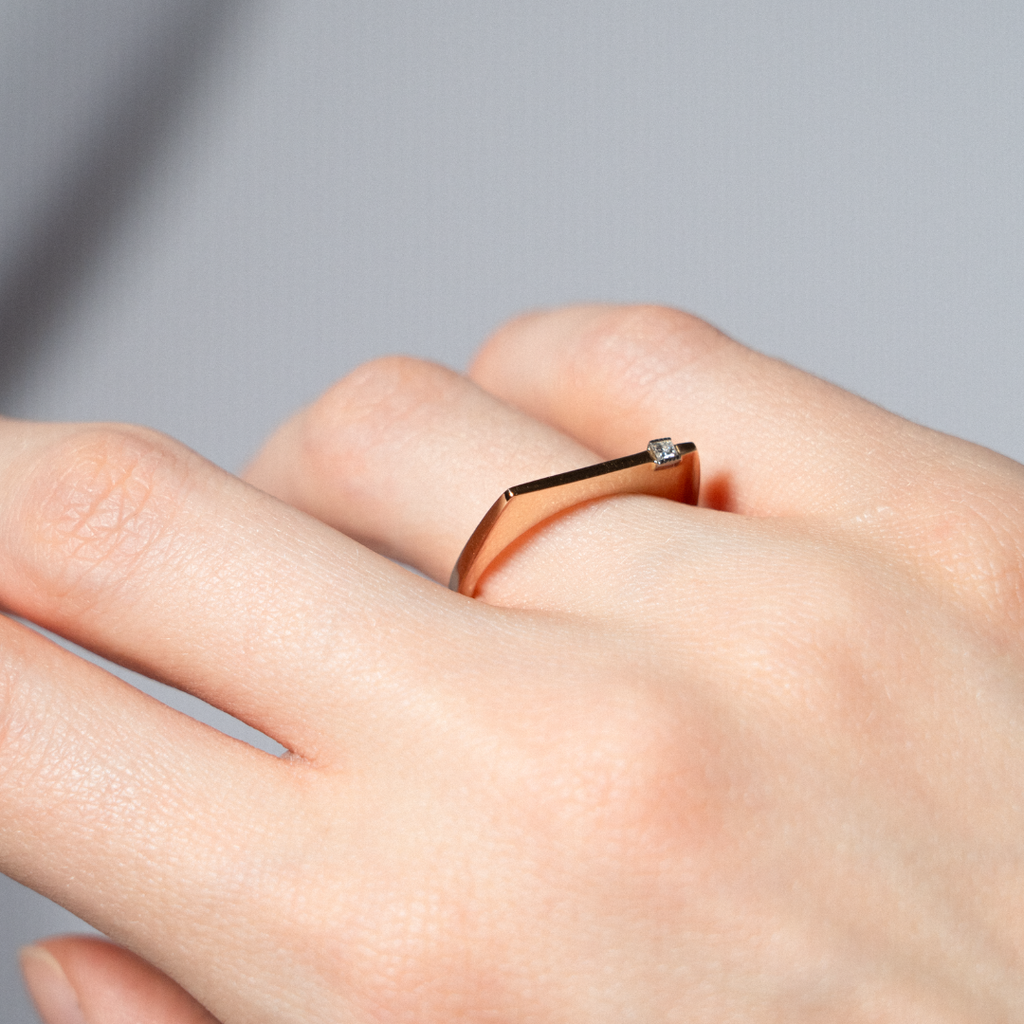 Geltono aukso žiedas su deimantu