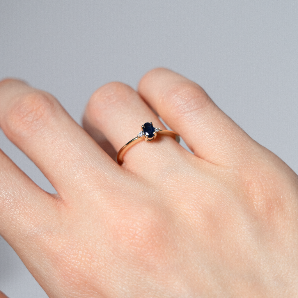 Geltono aukso žiedas su mėlynu safyru ir deimantais