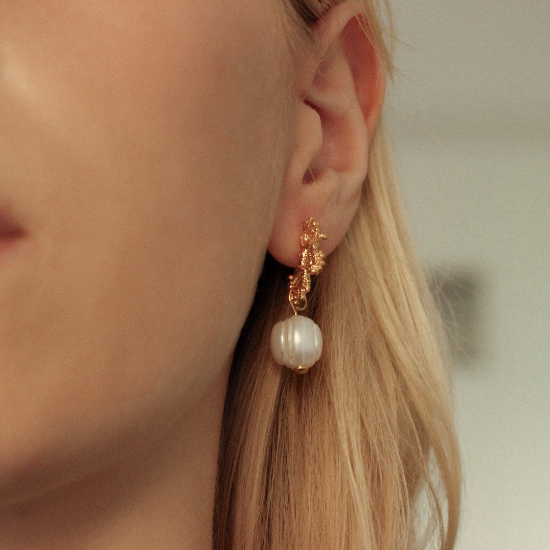 Auksuoti sidabriniai auskarai „Coraline Pearls”