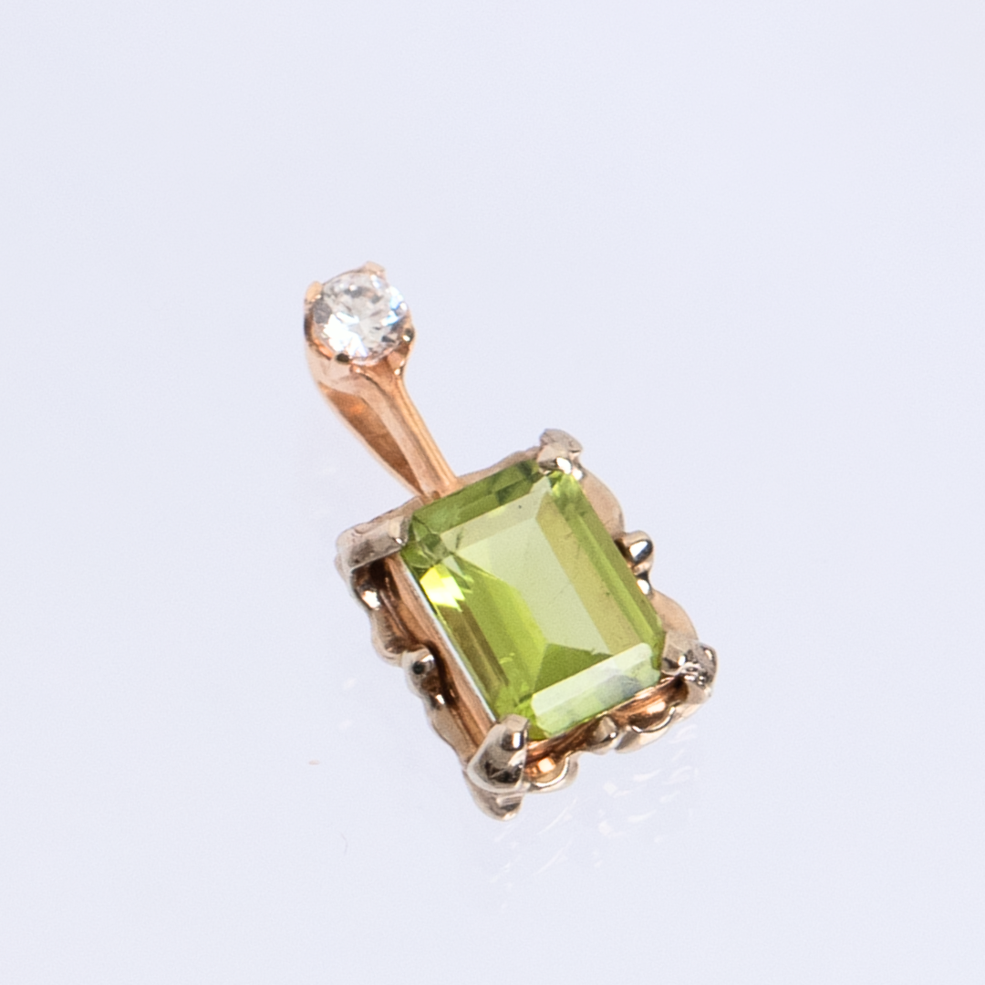 Yellow Gold Pendant with Tanzanite
