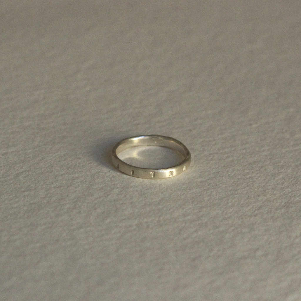 Sidabrinis mini žiedas su užrašu lotynų kalba