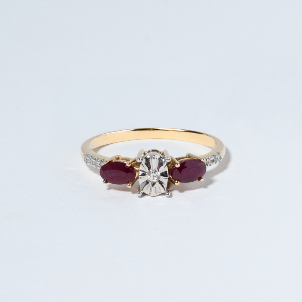 Geltono aukso žiedas su rubinais ir deimantais