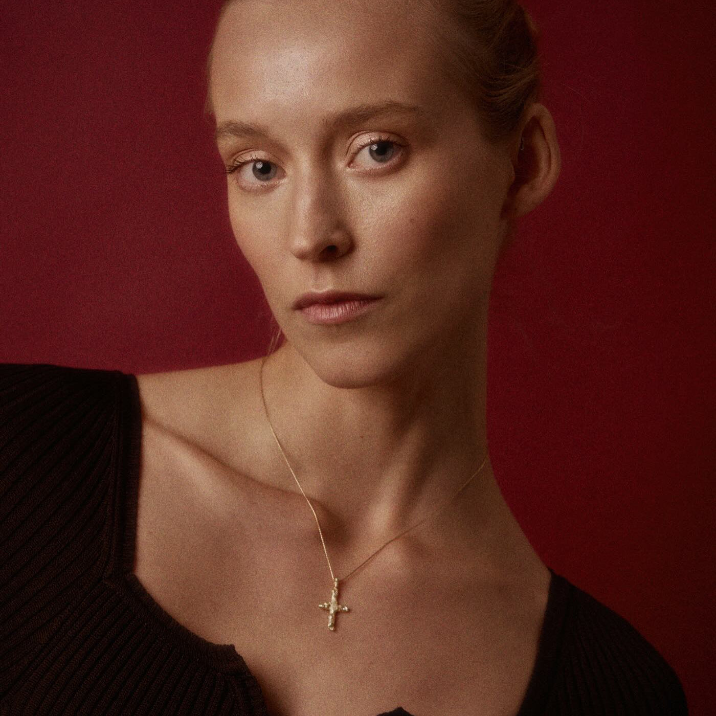 Yellow Gold Necklace with Diamonds "The Crossing Path"