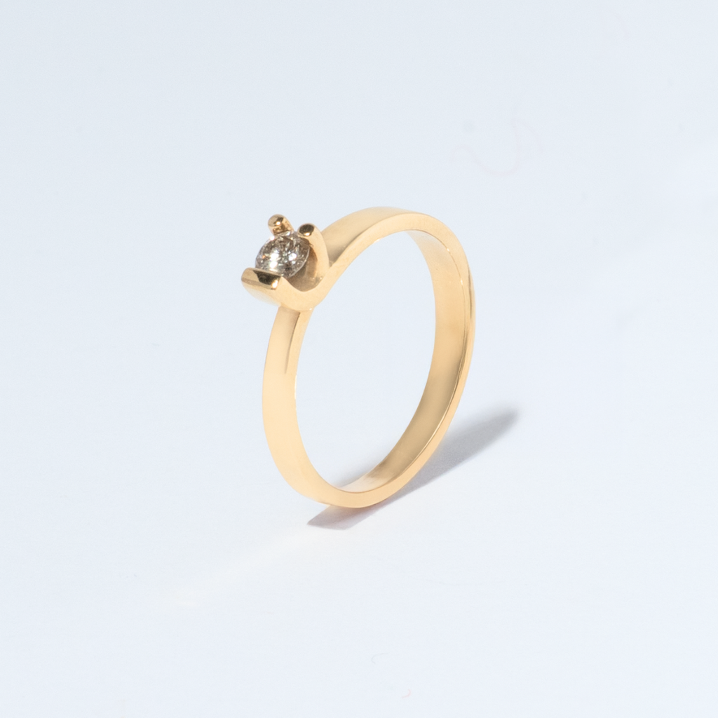 Geltono aukso žiedas su deimantu