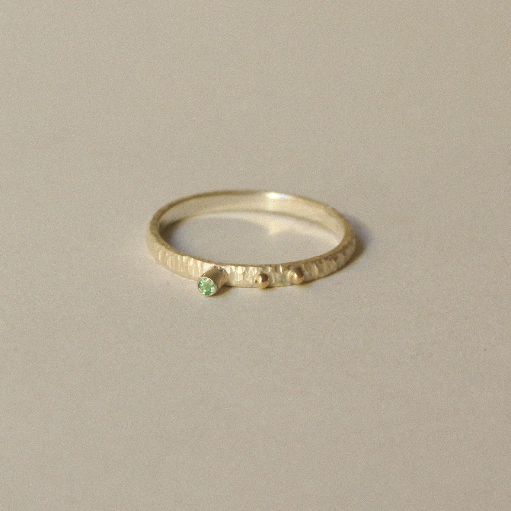 Siauras sidabrinis smaragdinis žiedas