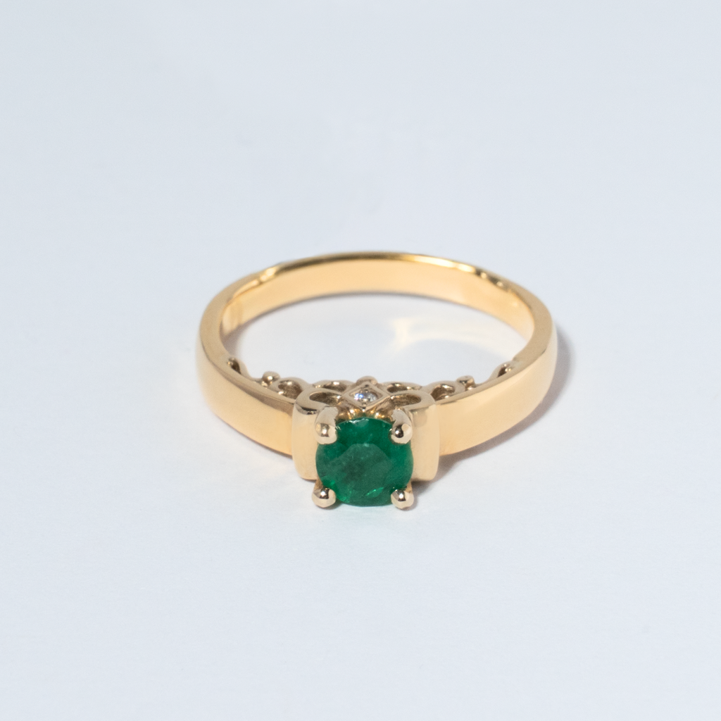 Geltono aukso žiedas su smaragdu ir deimantais