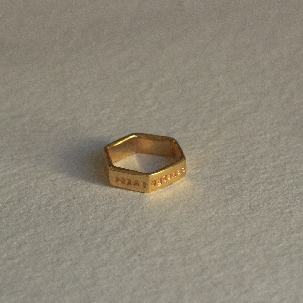 Paauksuotas sidabrinis šešiakampis žiedas su užrašu lotynų kalba