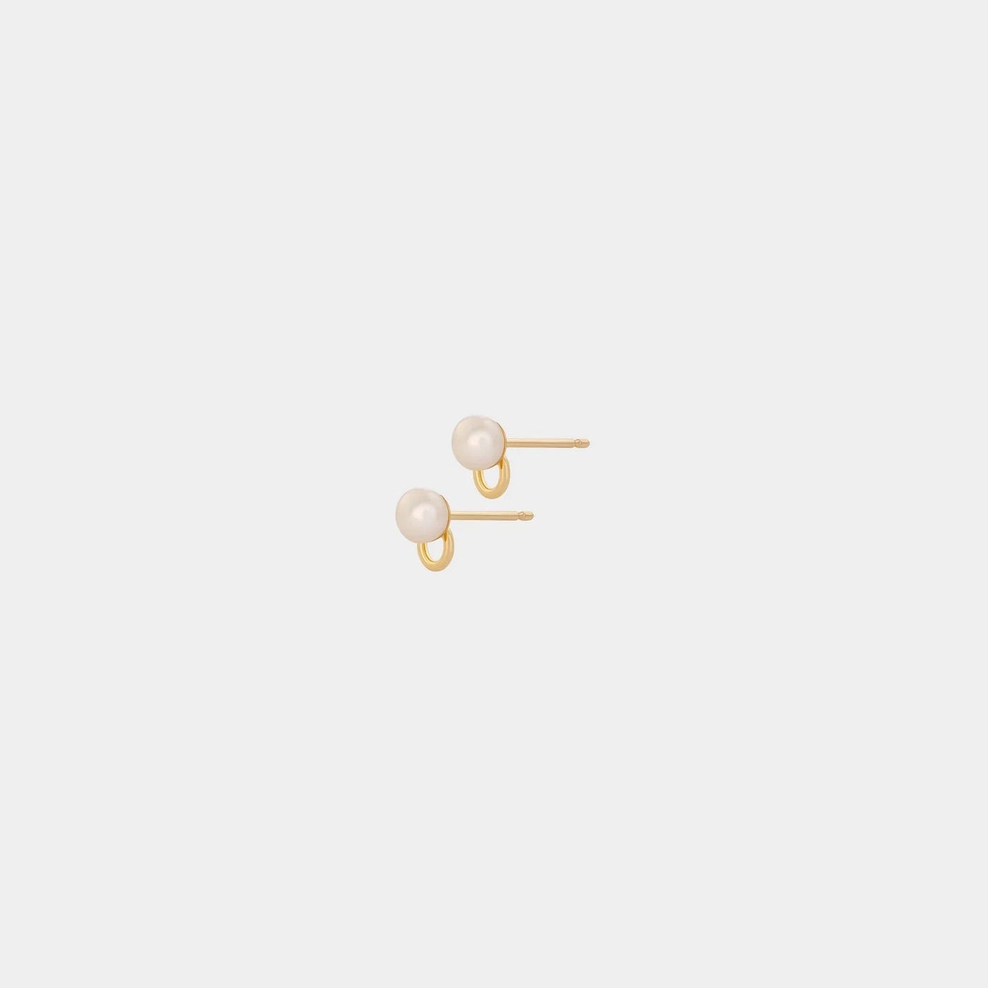 Minimal design yellow gold and freshwater pearls stud earrings by Adele Notes