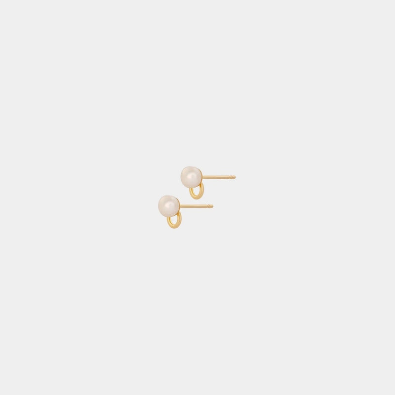 Minimal design yellow gold and freshwater pearls stud earrings by Adele Notes