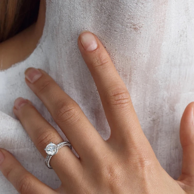 White gold luxurious engagement ring with 2.00 ct central diamond. 