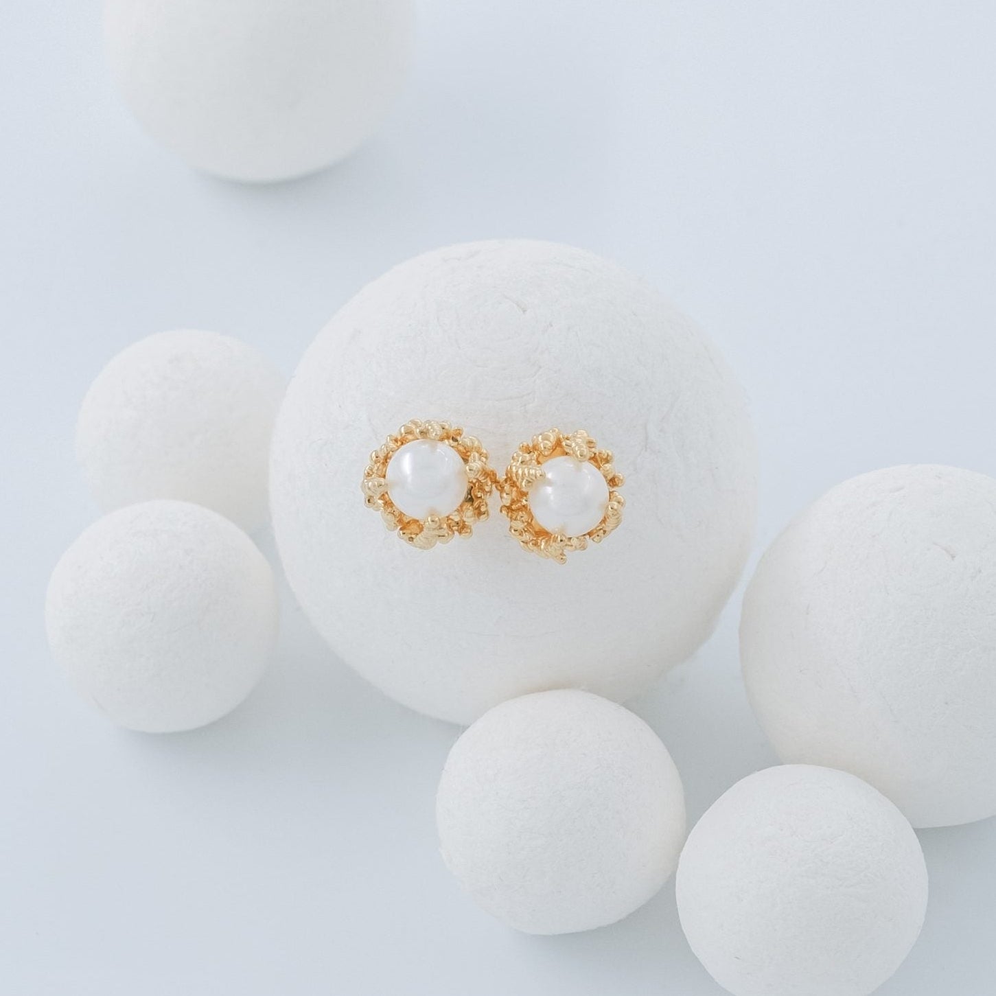 Gold-plated silver earrings with Akoya pearls.