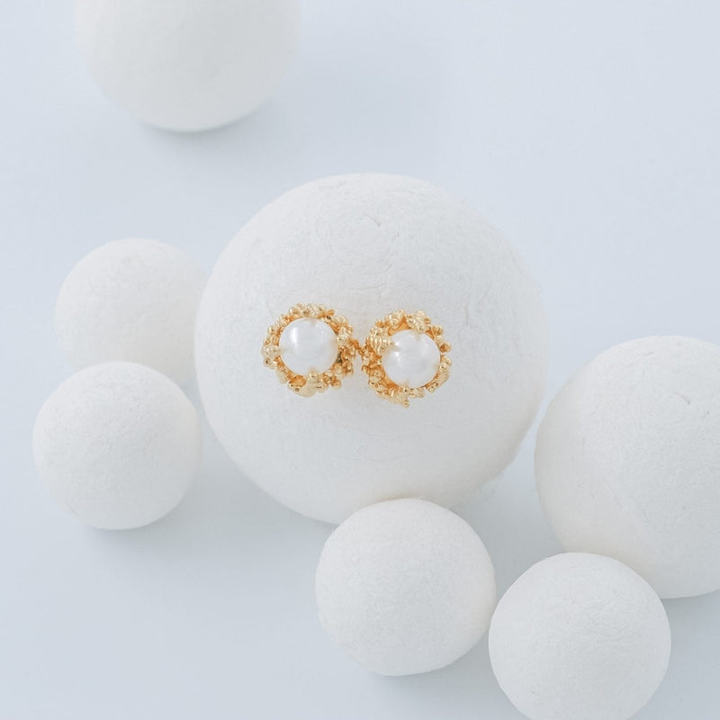 Gold-plated silver earrings with Akoya pearls.