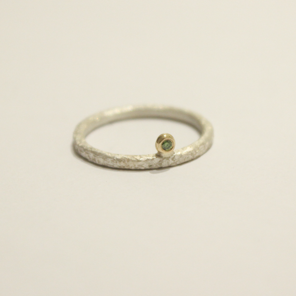 Siauras sidabrinis žalias deimantinis žiedas