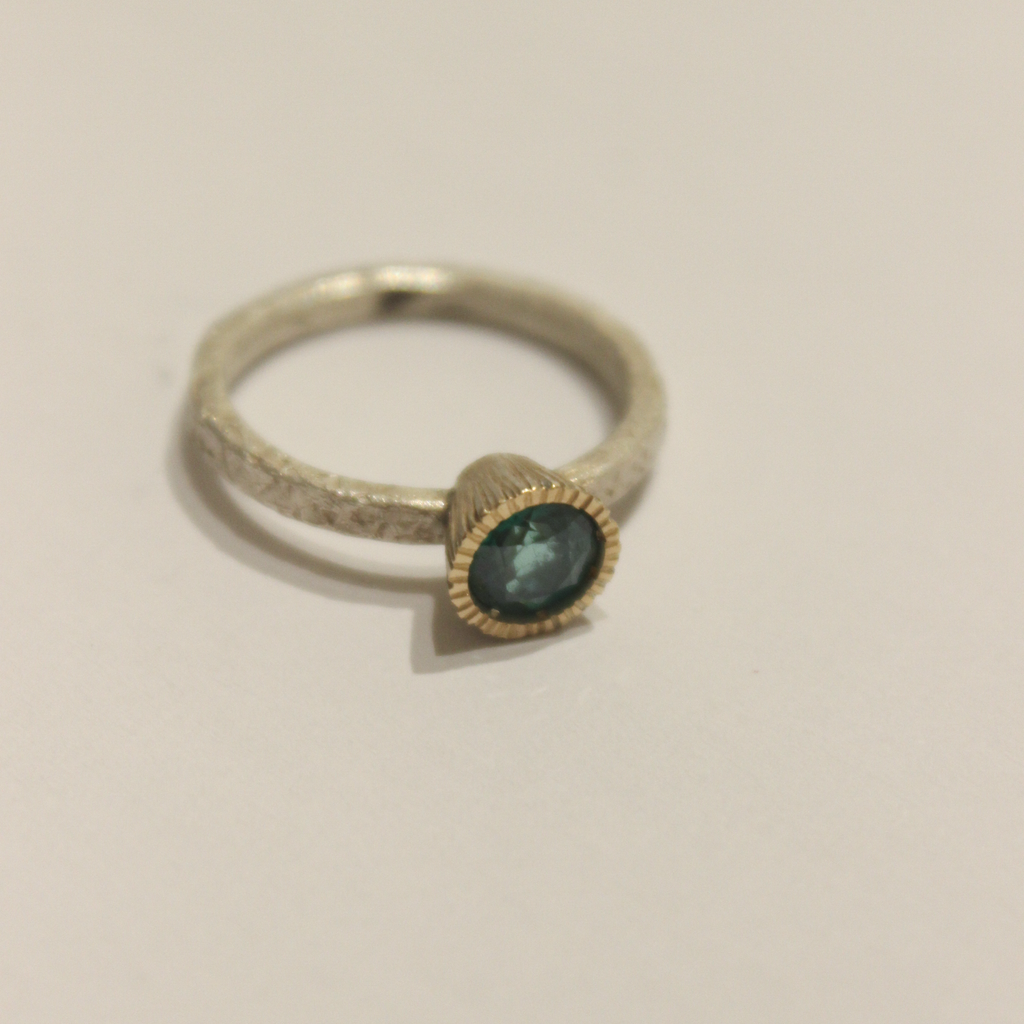 Sidabrinis smaragdinis žiedas