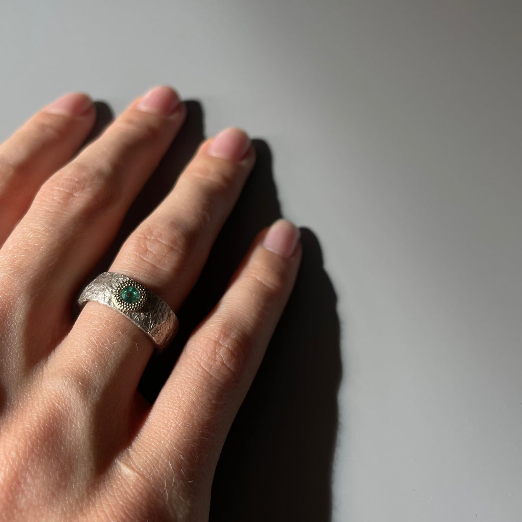 Sidabrinis smaragdinis žiedas su auksiniu dekoru