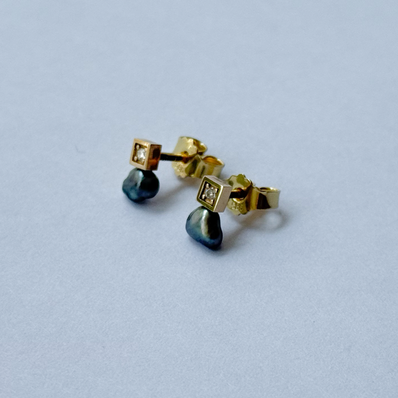 Yellow Gold Stud Earrings with Sapphires & Tahitian Keshi Pearls