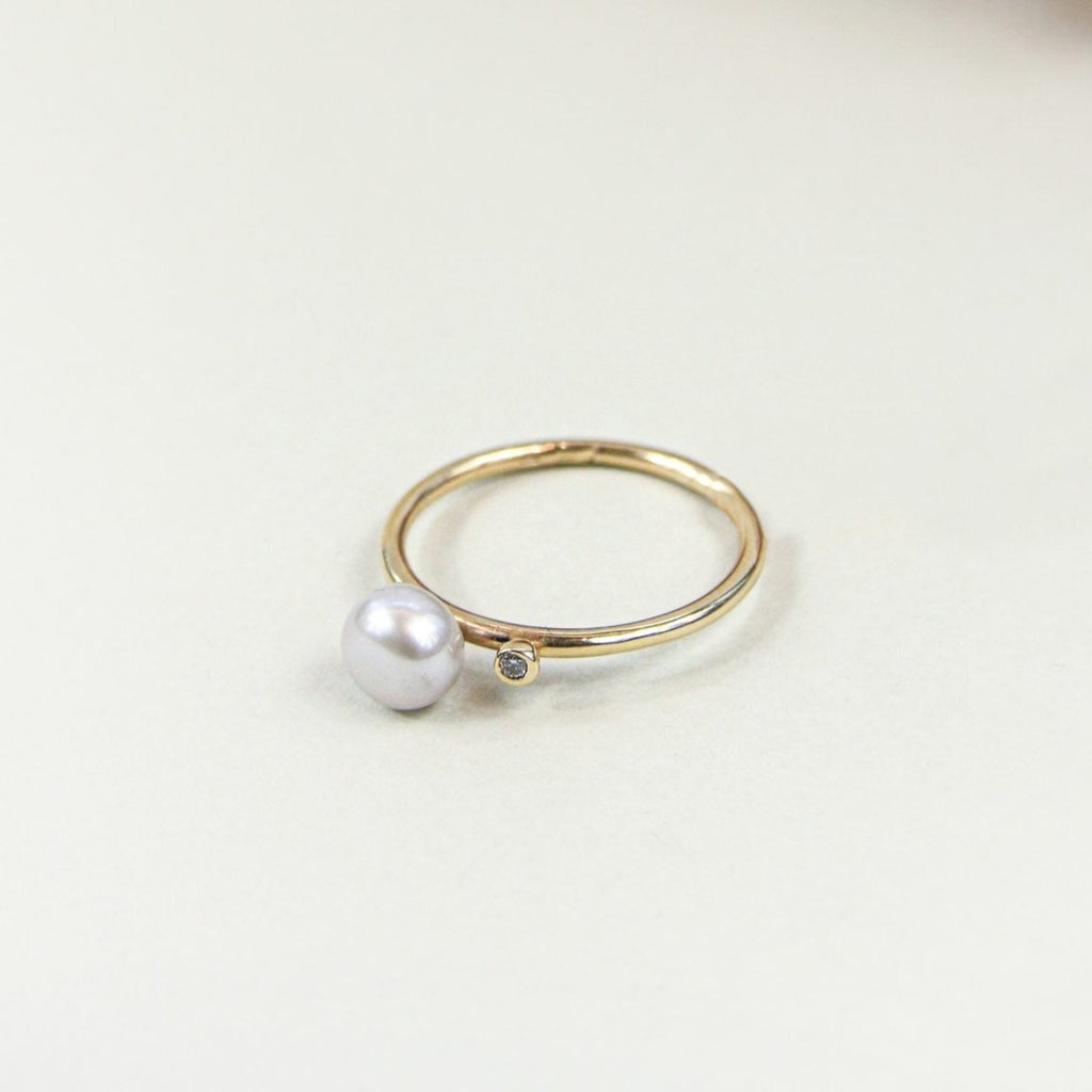 Gold & Sapphire and Pearl Ring “Feel white”