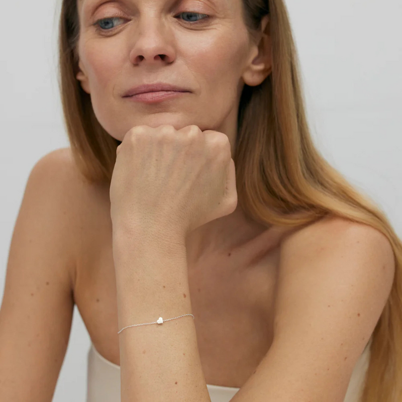 Silver bracelet with heart-shaped pendant 