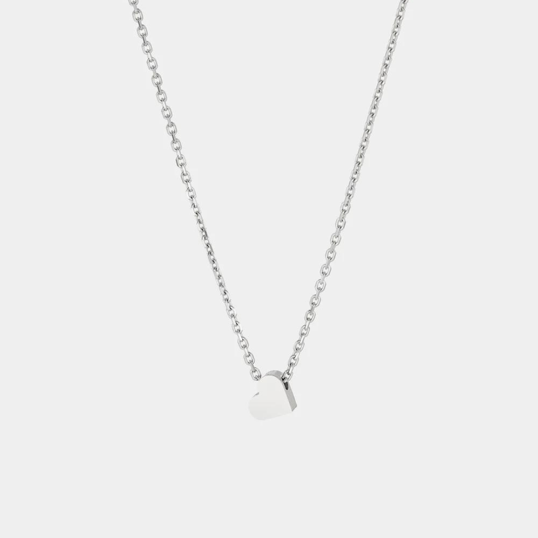 A silver necklace with a chain length of 40 cm, featuring a heart-shaped pendant made of silver.
