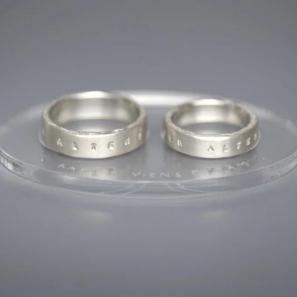 Sidabriniai vestuviniai žiedai su užrašu lotynų kalba