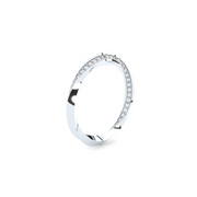 A white gold ring featuring a torsion band design with inset laboratory-made diamonds.