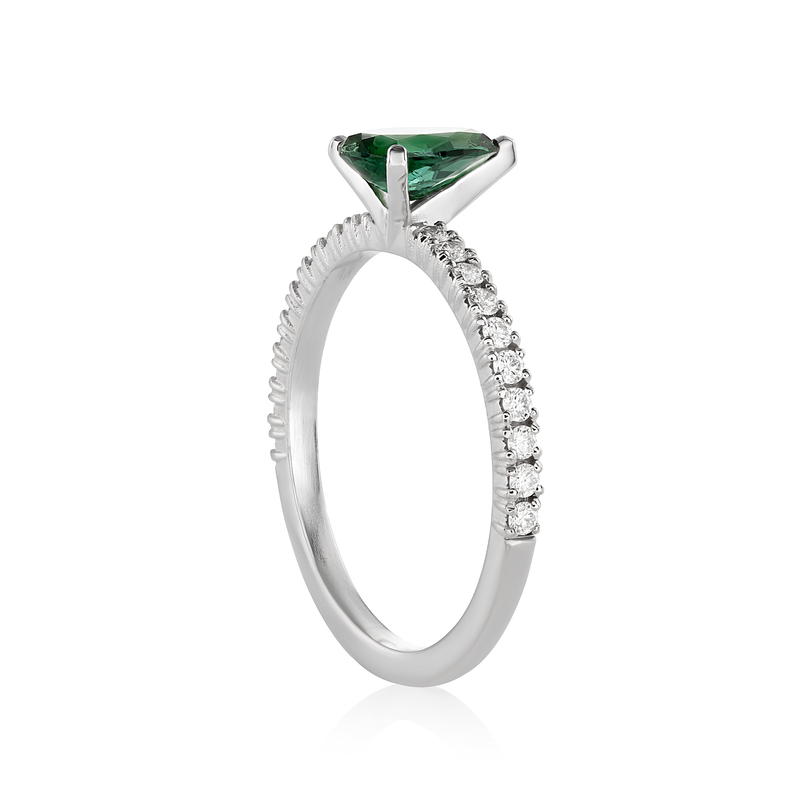 White gold ring with pear-shaper tourmaline and lined with pavé diamonds.
