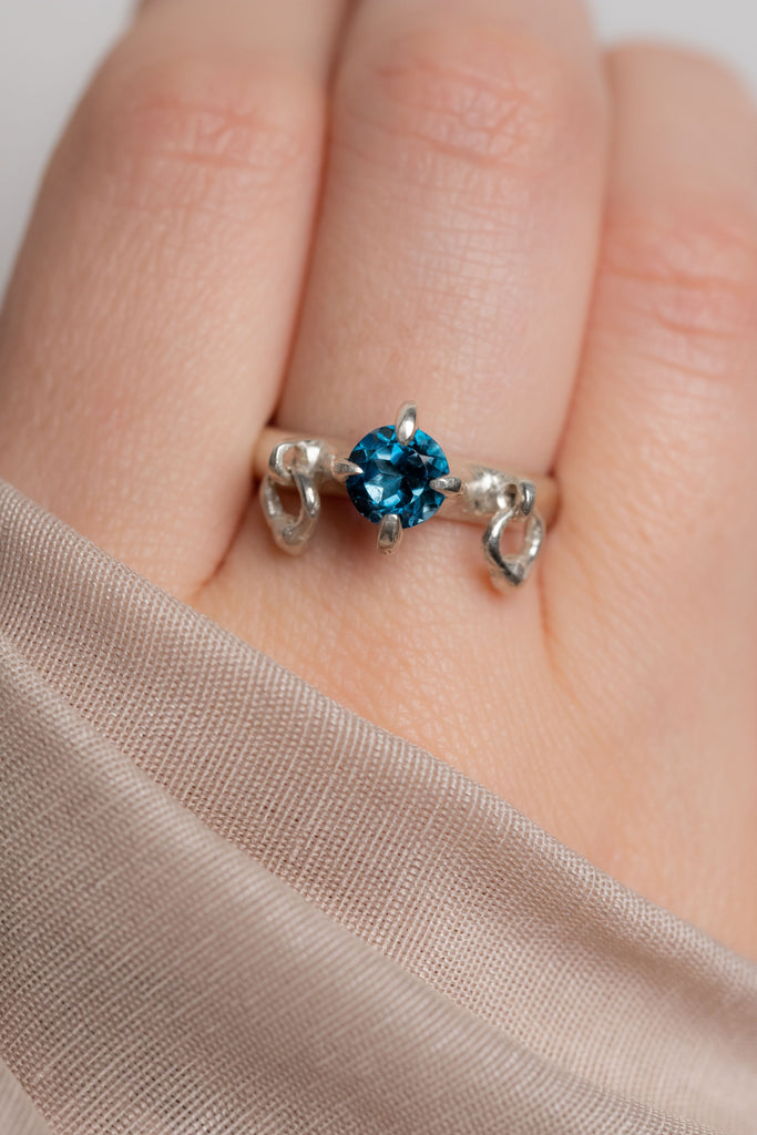 Sidabrinis žiedas su Londono mėlynu topazu „Ring My Bell Mini“