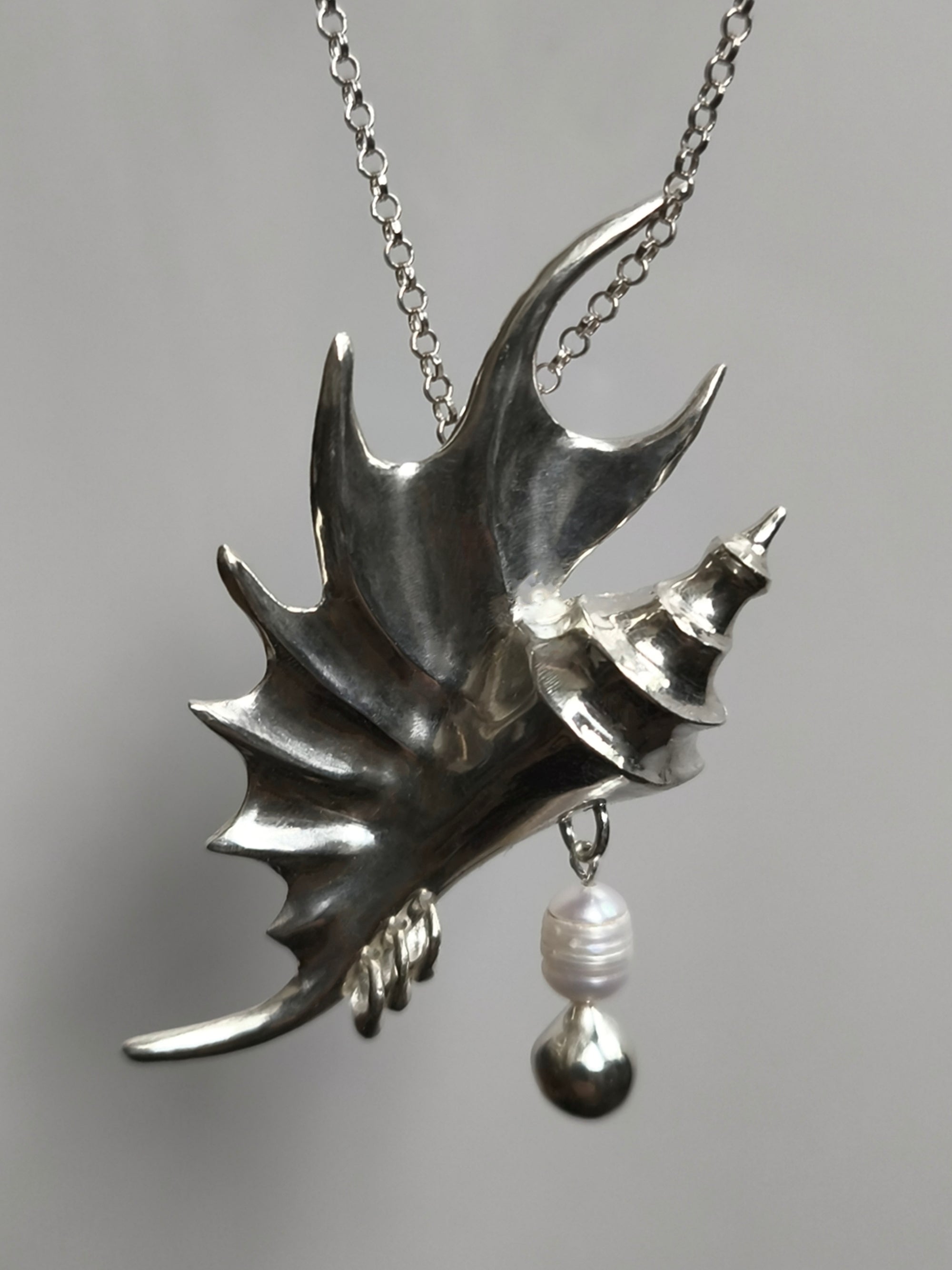Silver Necklace with Pearl "Shell"