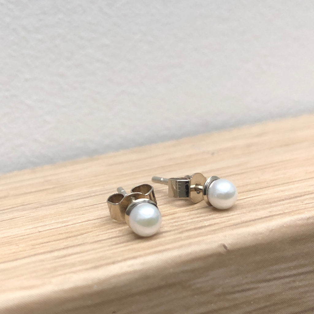 Auksiniai auskarai su baltaisiais „Akoya“ perlais